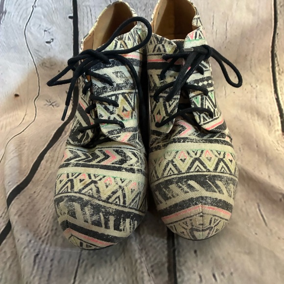Shi by Journeys Neon Tribal Print Beige Canvas Lace Up Y2K Wedge Booties Sz 8 - Picture 5 of 10
